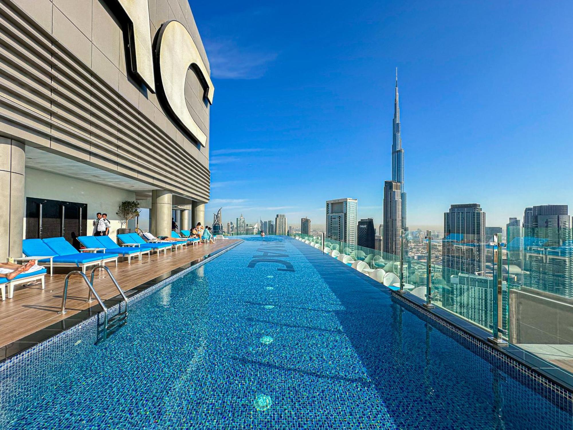 64th Floor Skyline Pool With Burj Khalifa View In Paramount Midtown Apartment Dubai