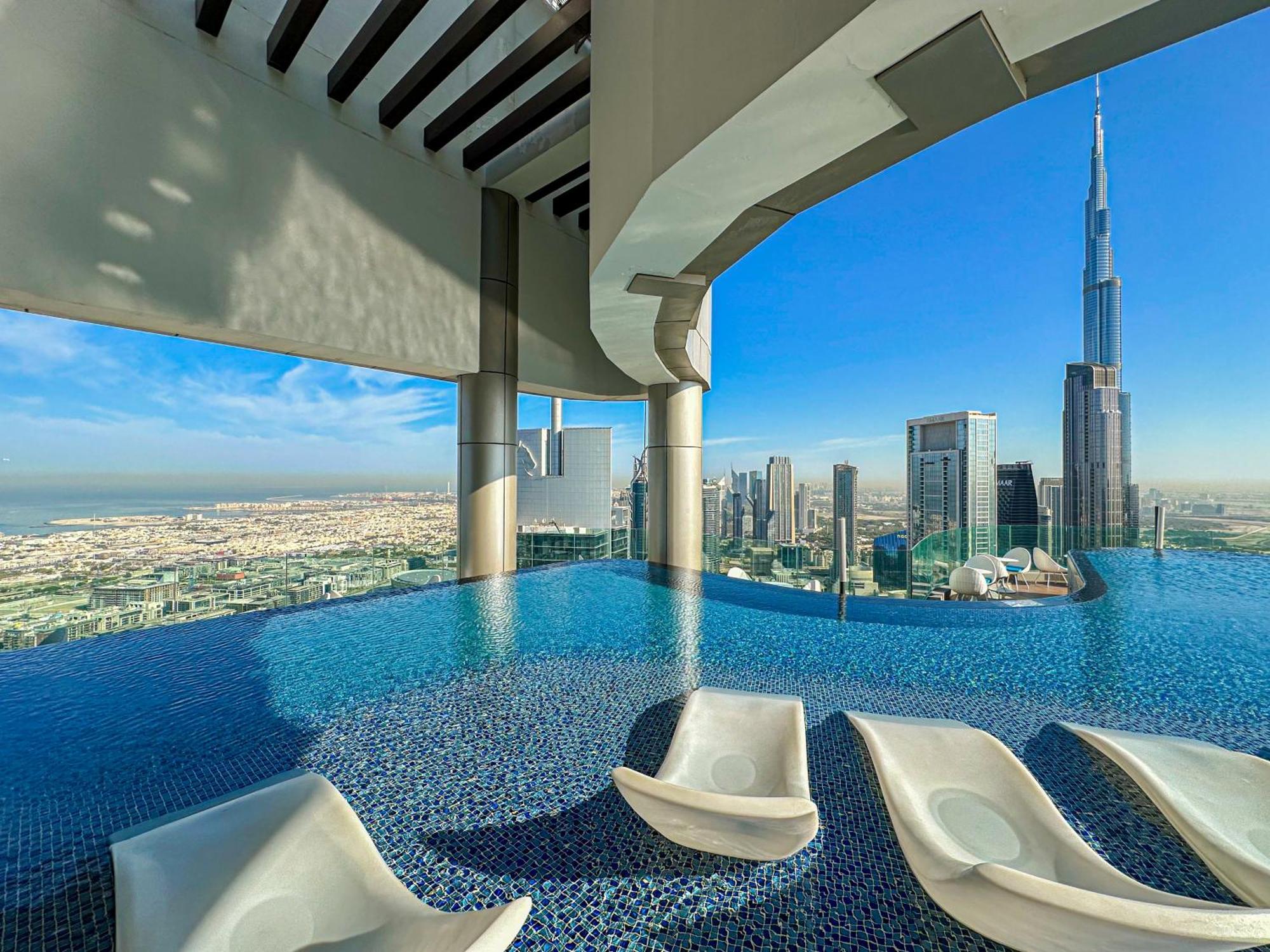 64th Floor Skyline Pool With Burj Khalifa View In Paramount Midtown Apartment