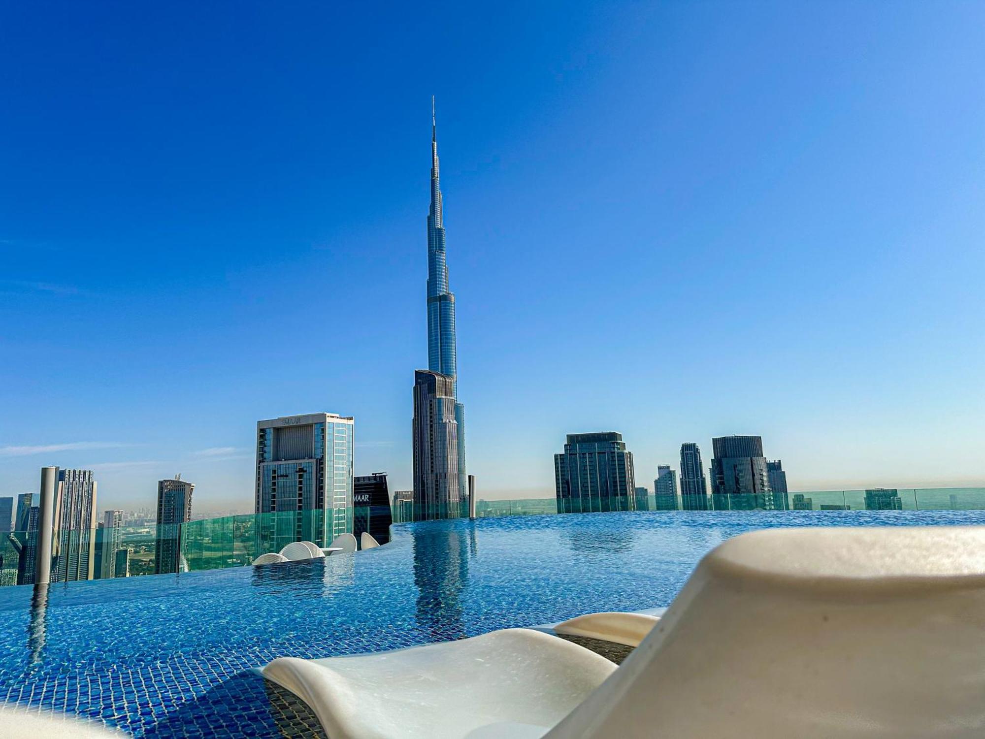 64th Floor Skyline Pool With Burj Khalifa View In Paramount Midtown Apartment